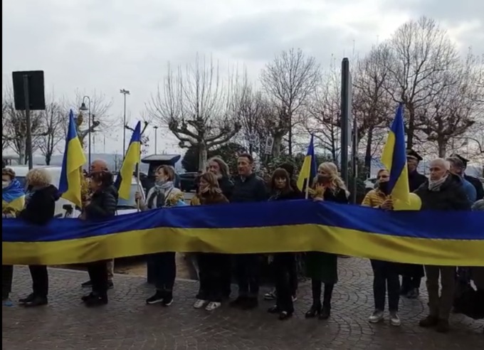 Arona dice No alla guerra: il video della manifestazione