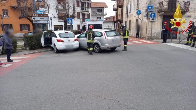 Incidente a Invorio: automobilista estratto dai vigili del fuoco