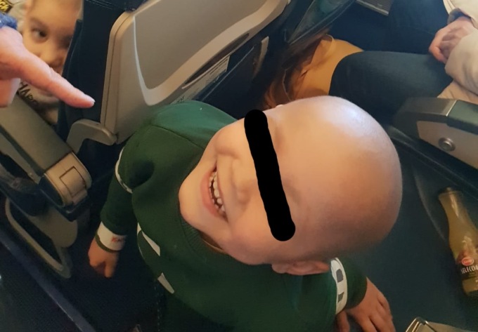 In fuga dalla guerra con una flebo al braccio e sorretto dalla forza della mamma