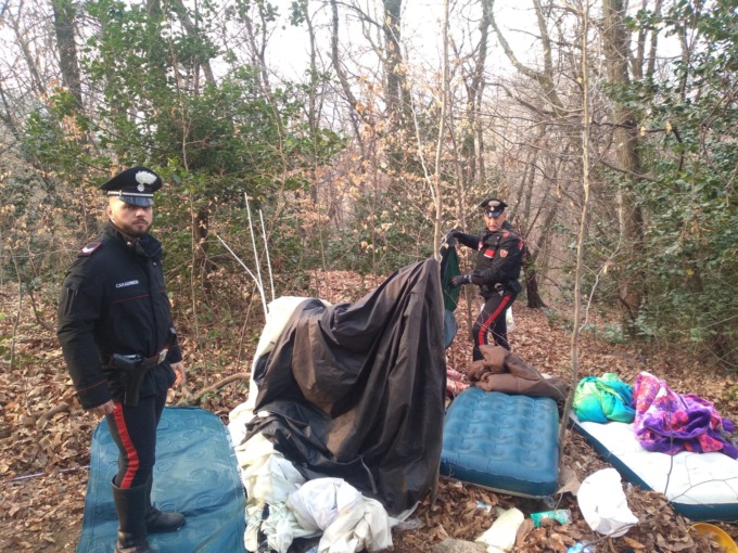 Base di spaccio nei boschi di Carpugnigno: spaventavano i passanti con un machete, arrestati 3 marocchini