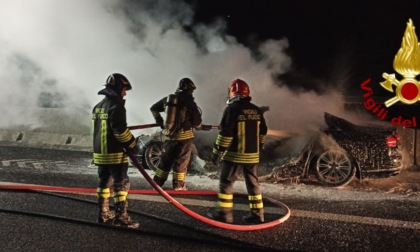 Auto in fiamme in autostrada: chiuso il tratto per una mezzora