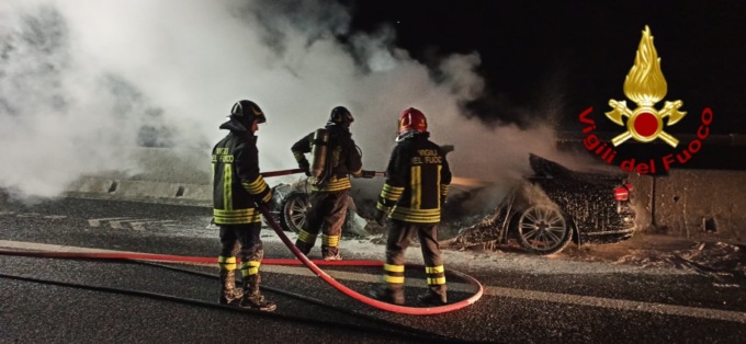 Auto in fiamme in autostrada: chiuso il tratto per una mezzora