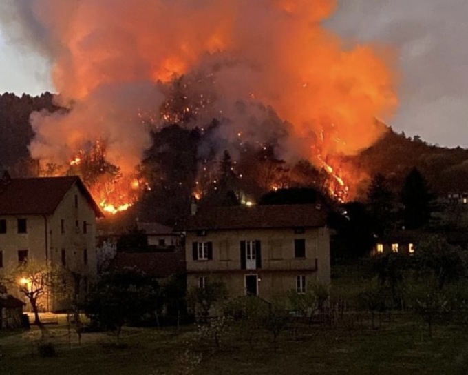 Incendio ad Angera: notte di lotta per domare il vasto rogo