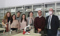 Avis Arona dona un microscopio all'istituto Fermi