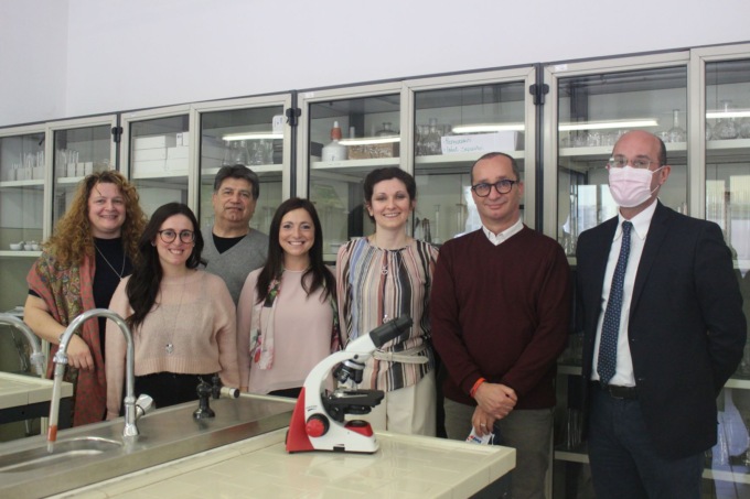 Avis Arona dona un microscopio all’istituto Fermi