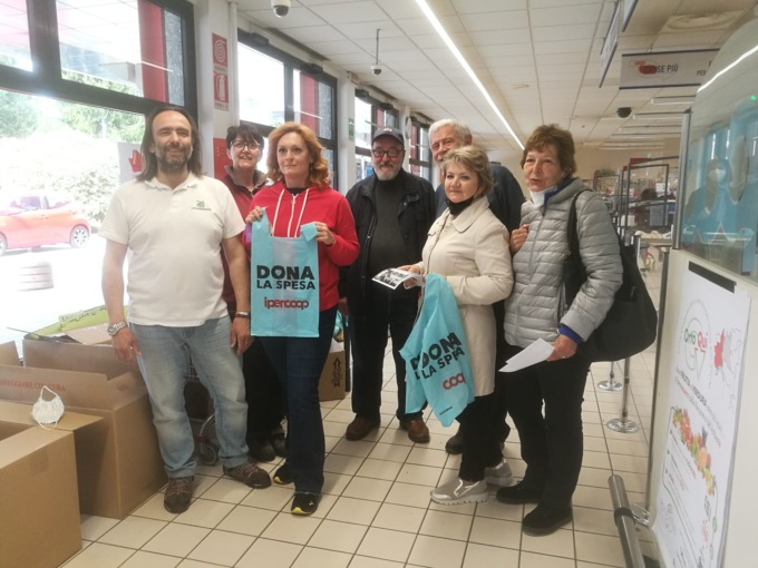 Colletta alimentare per i rifugiati ucraini: 11 quintali raccolti alla Coop di Arona