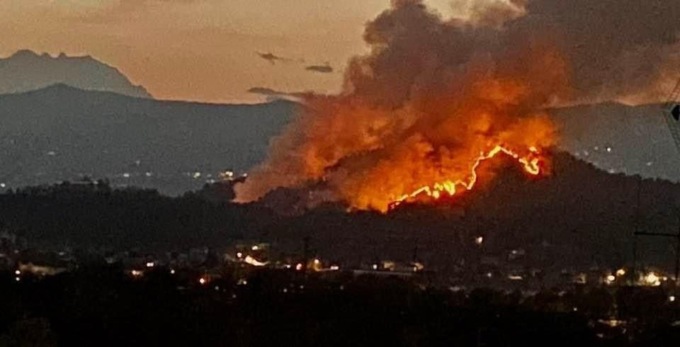 Incendio Angera ancora attivo su più fronti: sommità della collina irraggiungibile