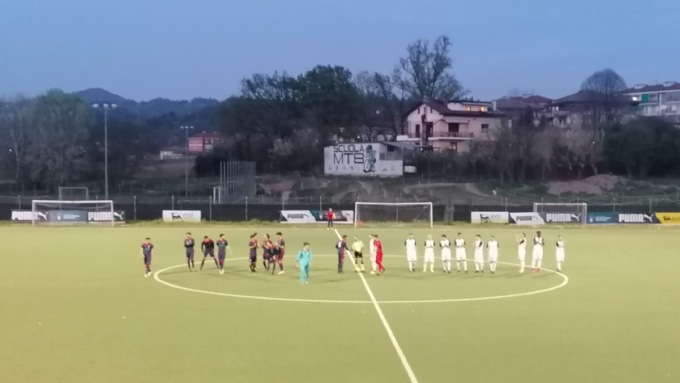 Giovane tifoso del Gattinara cade dalla tribuna durante la partita