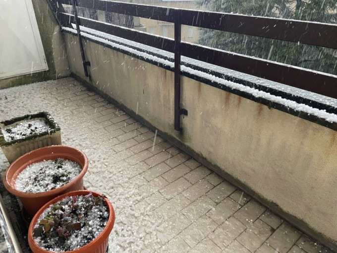 Trecate imbiancata dalla grandine: attenzione alle prossime ore