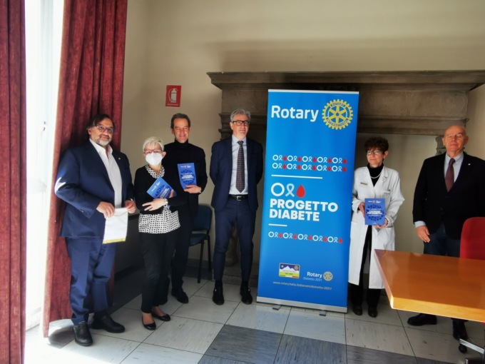 A Borgomanero donate 4 poltrone per i pazienti diabetici