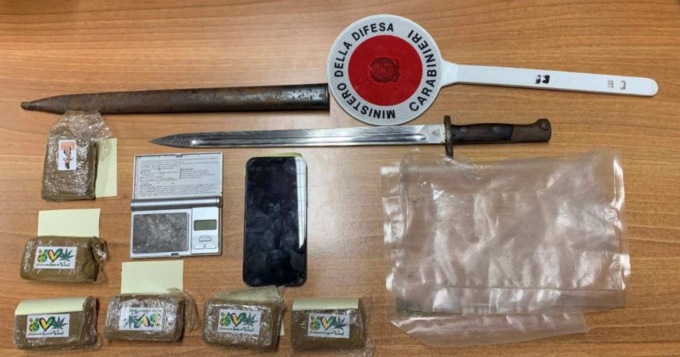 Spaccio nei boschi di Pombia: i carabinieri arrestano un ragazzo e trovano persino una baionetta