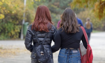 La figlia 16enne è lesbica e i genitori la portano dall'esorcista per farla curare