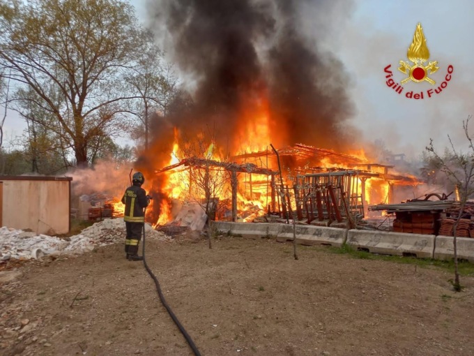 Incendio in via Lamarmora ad Arona