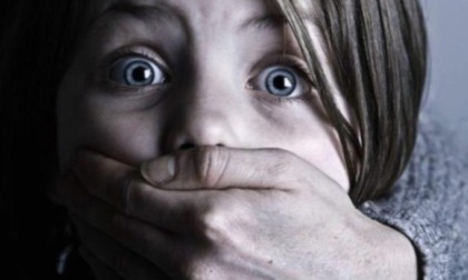 Prende a pugni sull'addome il figliastro e lo riduce in fin di vita, la madre: "E' caduto dalle scale"