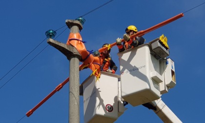 Lavori sotto tensione sulle linee elettriche: a Gattico-Veruno il secondo caso in Italia