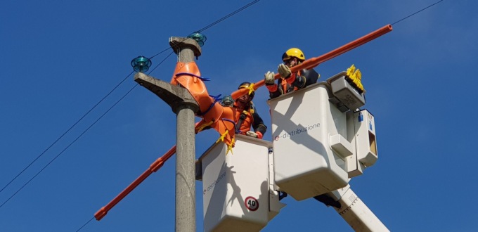 Lavori sotto tensione sulle linee elettriche: a Gattico-Veruno il secondo caso in Italia