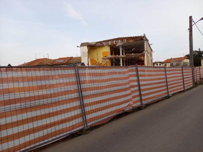 Arona ex Itis addio: abbattuto lo stabile