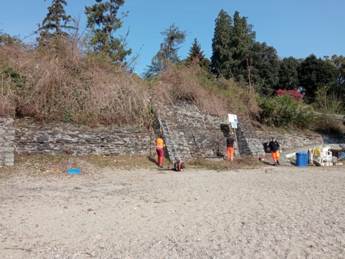 Interventi di manutenzione e pulizia sulle spiagge cittadine a Verbania