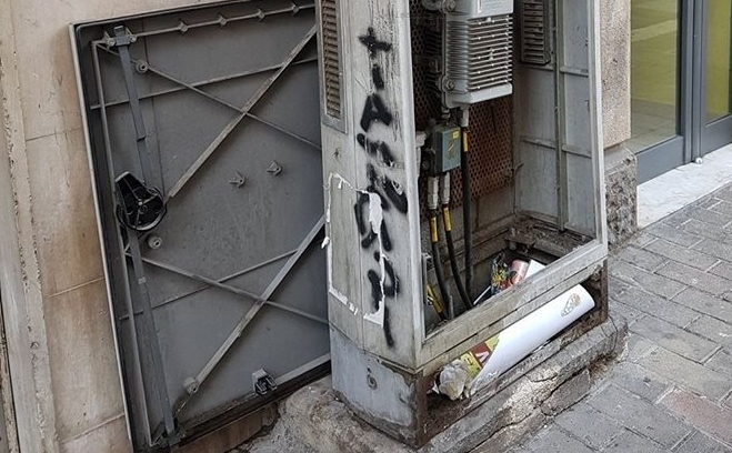 I compagni di scuola lo obbligano a recidere un cavo dell’Enel, il ragazzino poteva morire fulminato