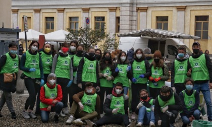 Istituto Omar di Novara raccoglie 5mila mozziconi in centro