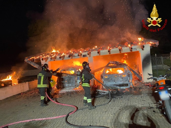 Incendio a Pombia: auto completamente bruciate