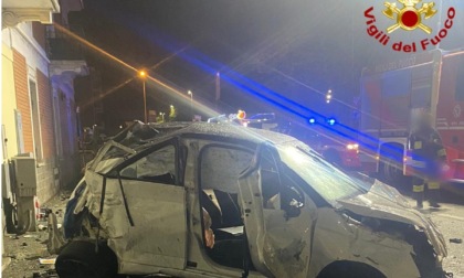 Novara auto impazzita demolisce scultura e finisce contro un'abitazione in via XXIII Marzo