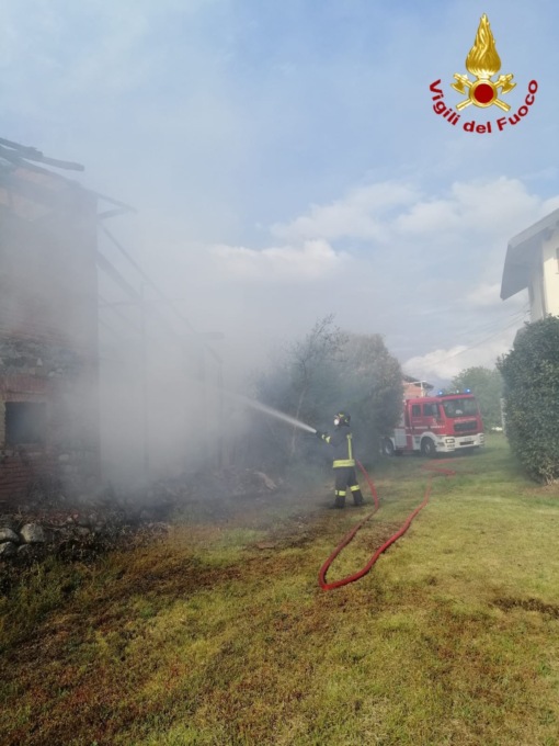 Incendio in un cascinale a Fontaneto d’Agogna: intervengono i pompieri