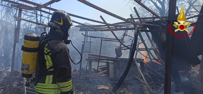 Incendio ad Arona e danni a Castelletto: il vento crea disagi