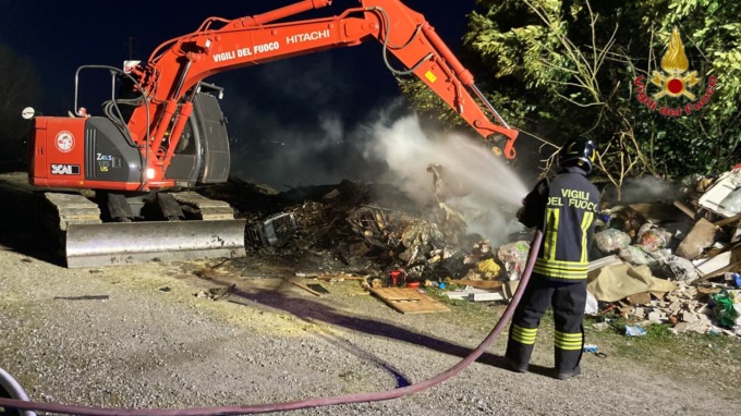 Vento in tutto il Novarese e fiamme a Cerano: una giornata campale per i pompieri