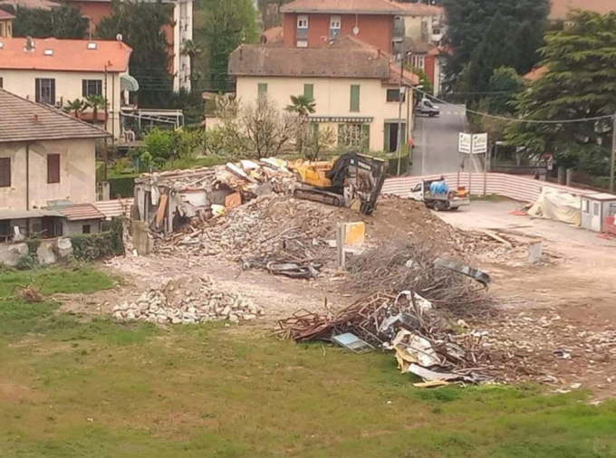 Arona abbattuto l’ex Itis, Gusmeroli: “Una bruttura in meno”