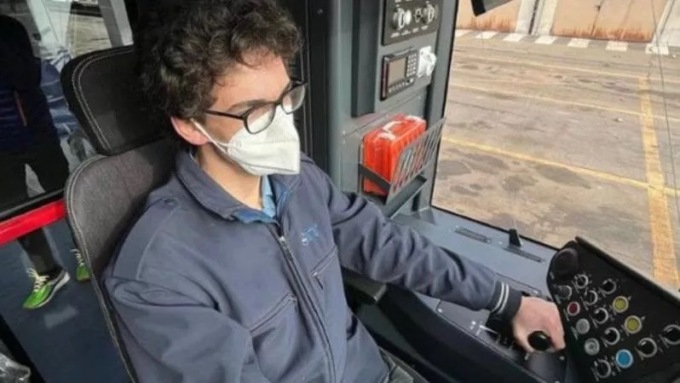 Diciottenne senza patente guida un autobus per le strade di Torino