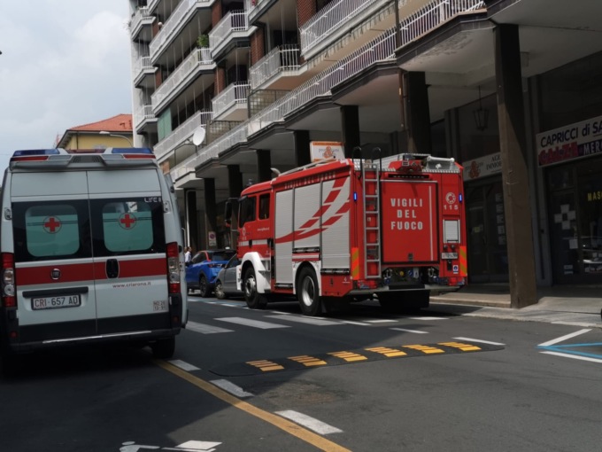 Arona incendio in via Gramsci: vigili del fuoco in azione