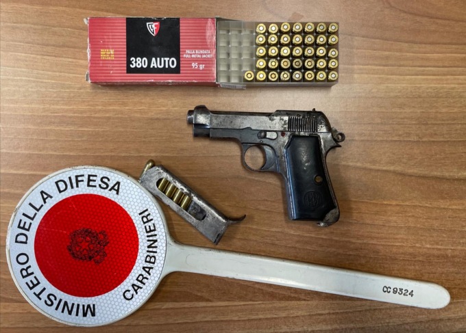 Arrestato 32enne di Castelletto: in casa pistola con matricola abrasa e numerosi proiettili