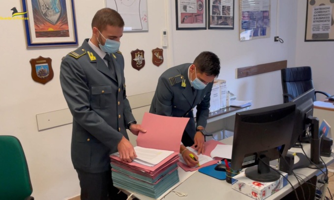 Furbetti del Reddito di Cittadinanza: cinque arresti, tra loro una ex dipendente di un centro assistenza fiscale