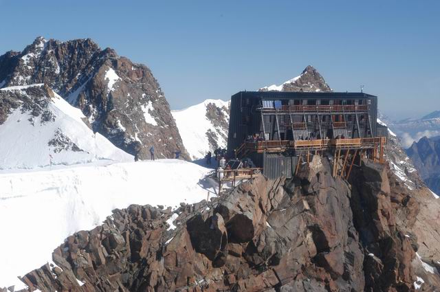 Capanna Margherita: termometro sopra lo zero per la prima volta nel 2022