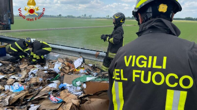 Carico del camion in fiamme sull’autostrada