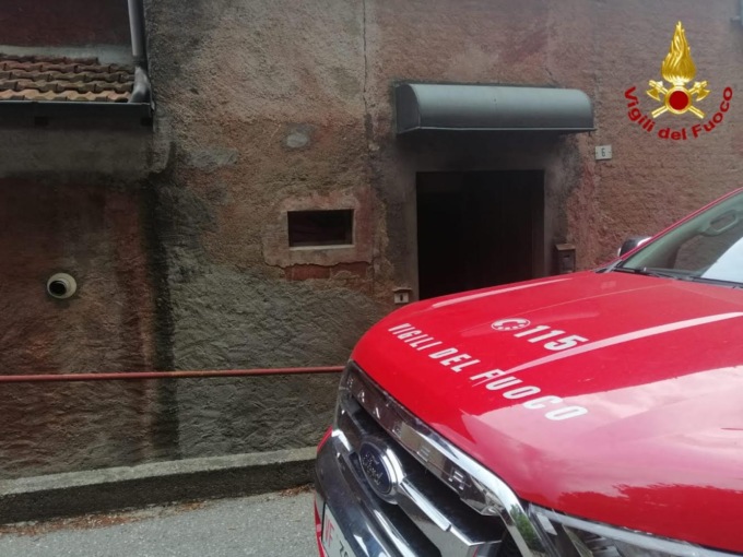 Orta San Giulio: casa in fiamme, proprietario salvato da turisti