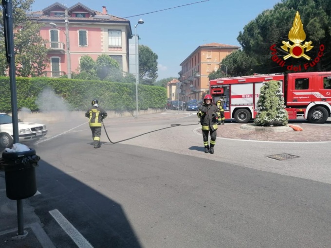 Arona auto a gpl prende fuoco in via Torino