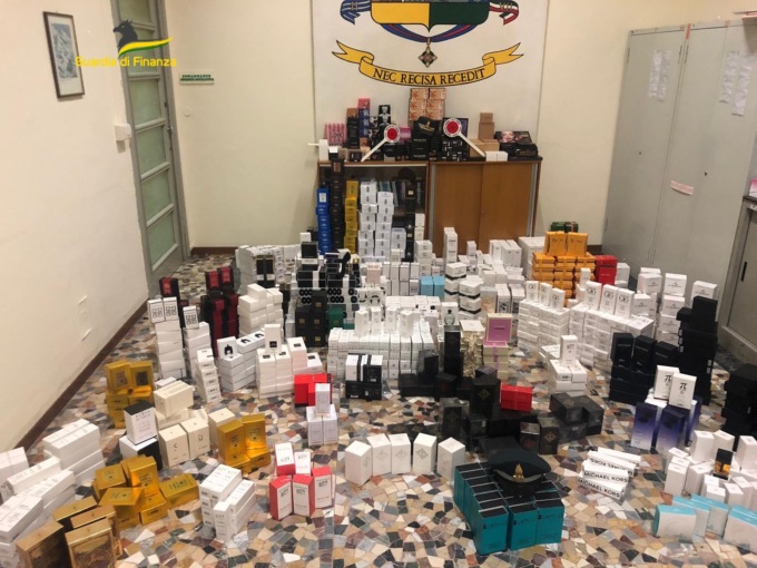 Scoperta Boutique Online dei profumi tarocchi: la base era a Novara