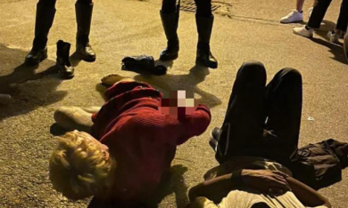 Nudo e con un coltello aggredisce un pakistano che gli lecca i piedi: arrestato