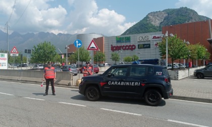 Gravellona arrestata la coppia specializzata in furti di alcolici nei supermercati