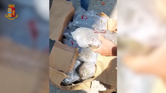 Dalla Francia verso Torino con 70 chili di droga nascosta tra le arance: due autisti arrestati