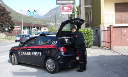 Aggredisce la barista: l'uomo arrestato aveva due coltelli