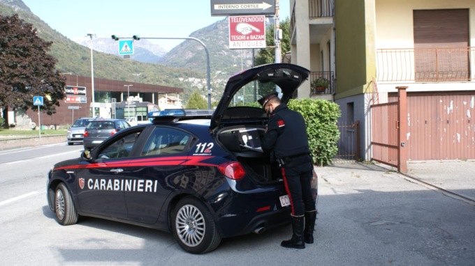 Aggredisce la barista: l’uomo arrestato aveva due coltelli