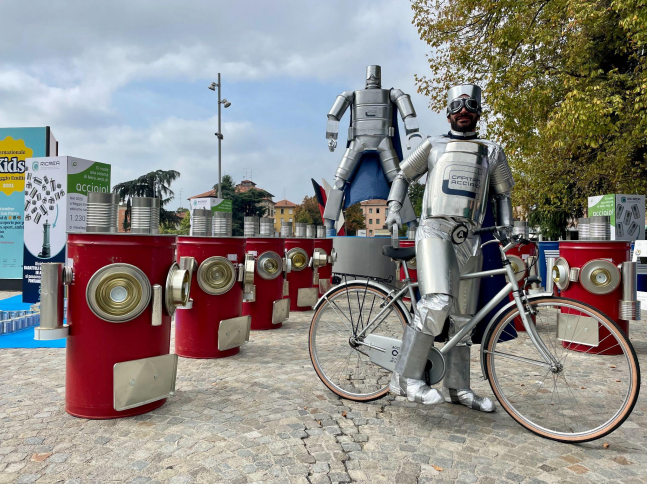 Capitan Acciaio visita Novara e celebra il valore della raccolta differenziata