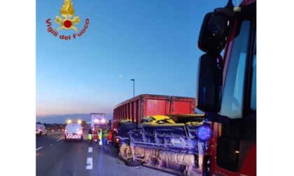 Incidente in A4: schianto tra furgone e camion fermo a bordo strada