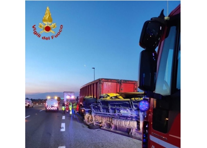 Incidente in A4: schianto tra furgone e camion fermo a bordo strada