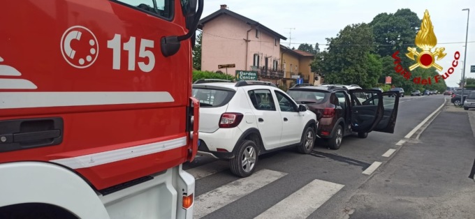 Incidente a Dormelletto: 3 auto coinvolte, soccorso un minore