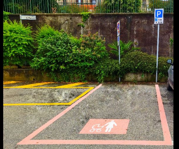 Rivoluzione della segnaletica a Varallo Pombia: ecco i parcheggi rosa