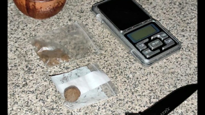 Novara due minorenni denunciati e uno segnalato: possesso di hashish e coltello a serramanico